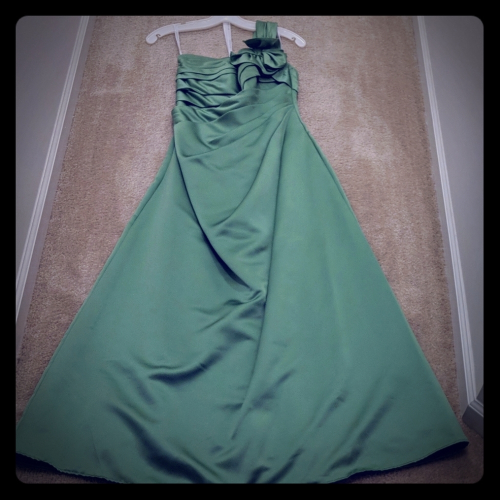 EUC Green one shoulder polyester bridesmaid dress
